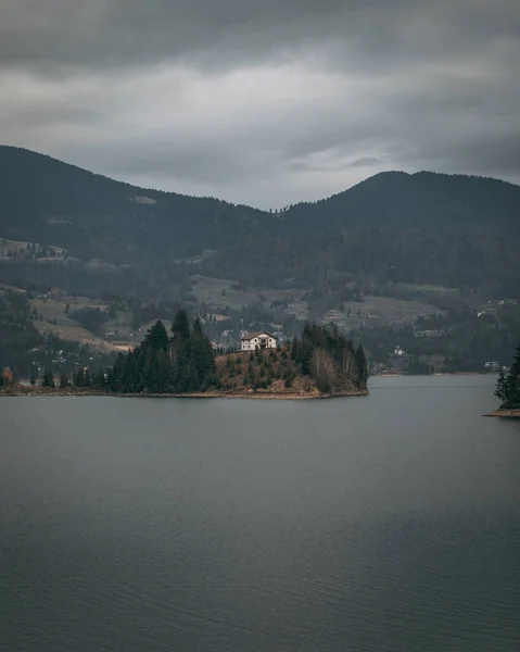 Vue Verticale Une Maison Bord Mer Entourée Arbres Montagnes Avec — Photo