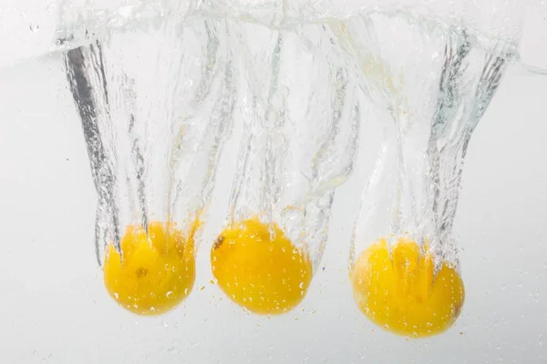 Nahaufnahme Von Drei Frischen Zitronen Wasser Auf Weißem Hintergrund — Stockfoto