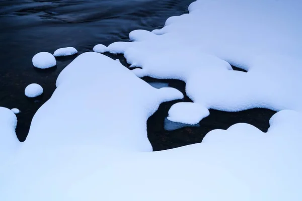 Rio Com Neve Nele Uma Floresta Perto Coberta Neve Inverno — Fotografia de Stock