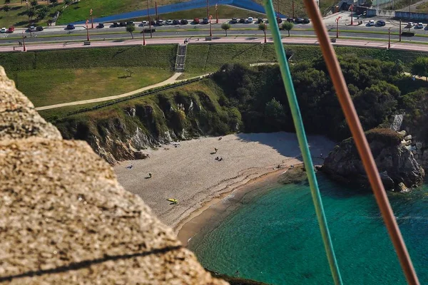 Eine Schöne Aufnahme Von Einem Strand Der Nähe Der Straße — Stockfoto