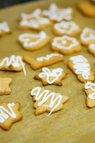 Een Close Shot Van Gebakken Peperkoek Met Witte Room Een — Stockfoto