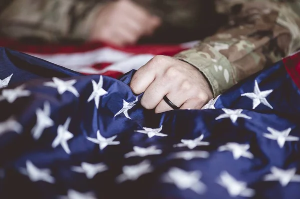 Американський Солдат Оплакує Молиться Американським Прапором Перед Ним — стокове фото