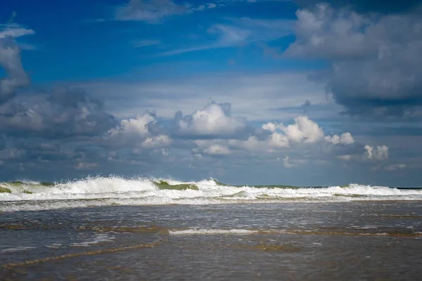 Beautiful Shot Wavy Sea Taken Seashore Cloudy Blue Sky — Stock Photo, Image