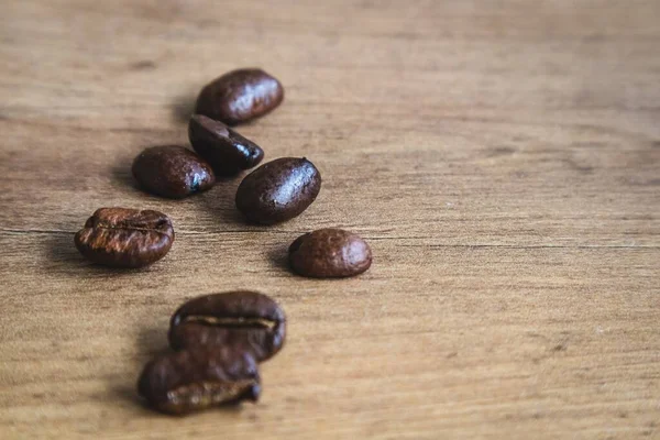 Primo Piano Chicchi Caffè Freschi Tavolo Legno Perfetto Sfondo — Foto Stock