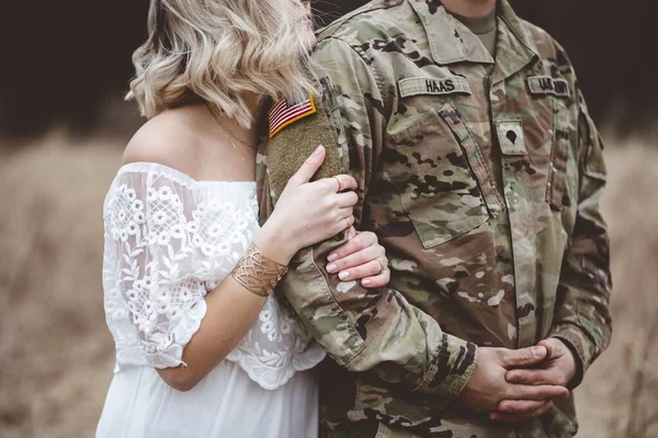 Ein Amerikanischer Soldat Mit Seiner Liebenden Frau Auf Einem Trockenen — Stockfoto