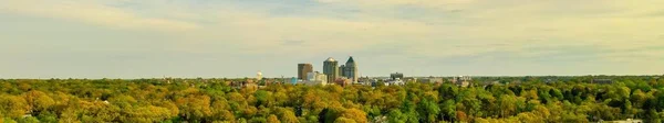 Tiro Panorâmico Greensboro Carolina Norte Skyline Com Céu Nublado Fundo — Fotografia de Stock