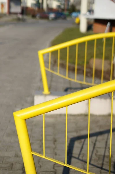 Gros Plan Balustrades Métalliques Jaunes Sur Trottoir — Photo