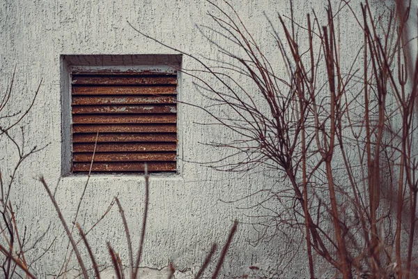 Ein Verrostetes Kleines Lüftungsfenster Der Grauen Wand — Stockfoto