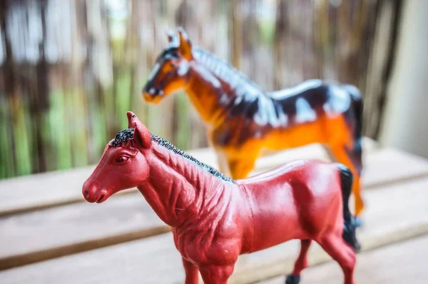 Dos Juguetes Plástico Para Caballos Sobre Una Superficie Madera —  Fotos de Stock