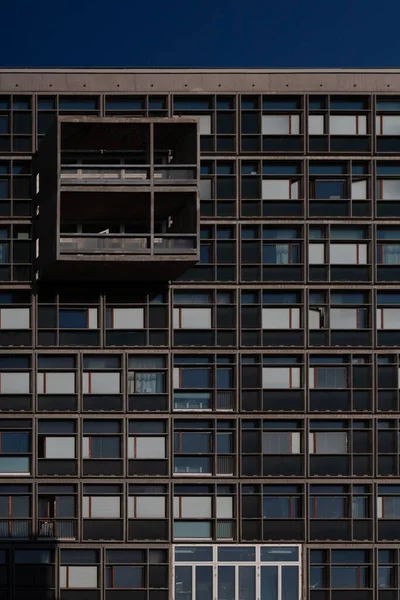 Een Modern Gebouw Met Glazen Lambrisering Een Opvallend Balkon — Stockfoto