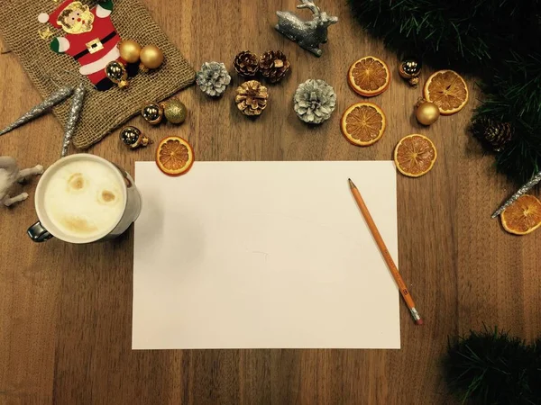 Colpo Verticale Una Tazza Caffè Carta Matita Arance Giocattoli Natale — Foto Stock