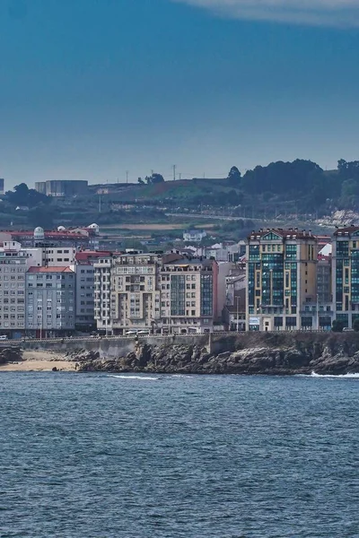 Spanya Galiçya Coruna Daki Deniz Kıyısındaki Binaların Dikey Sabah Görüntüsü — Stok fotoğraf