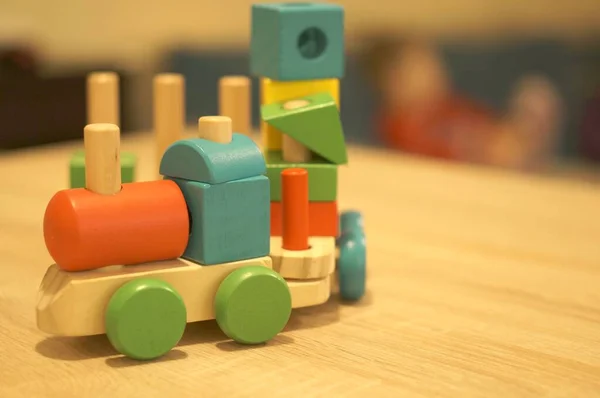 Tiro Close Trem Brinquedo Com Blocos Coloridos Uma Superfície Madeira — Fotografia de Stock