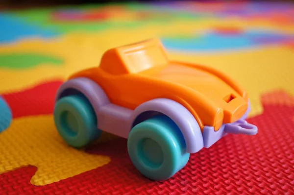 Tiro Close Pequeno Carro Brinquedo Colorido Tapete Quebra Cabeça — Fotografia de Stock