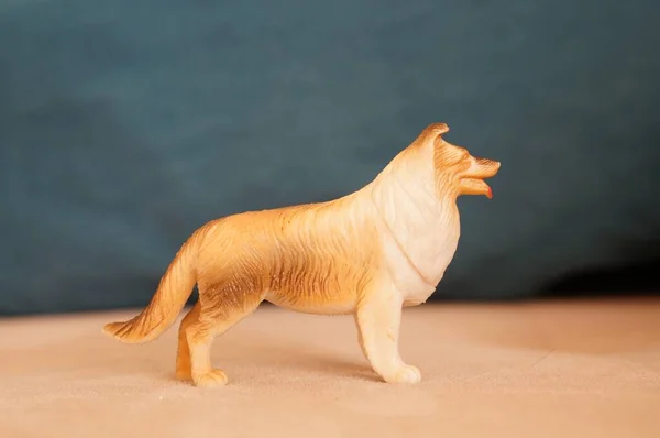 Tiro Foco Seletivo Brinquedo Cão Marrom Sofá — Fotografia de Stock