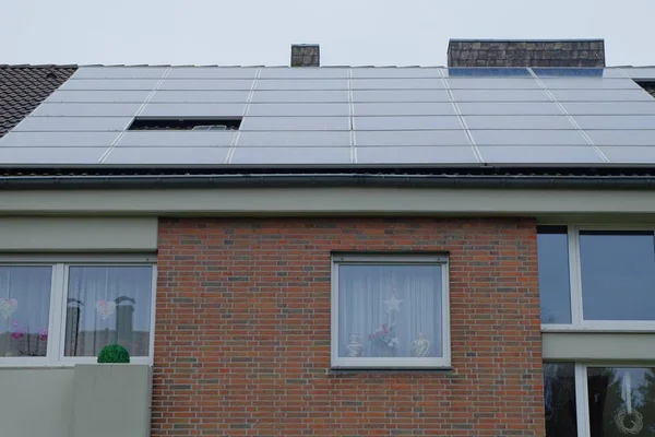 Telhado Uma Casa Com Painéis Solares Nele Abaixo Céu Nublado — Fotografia de Stock