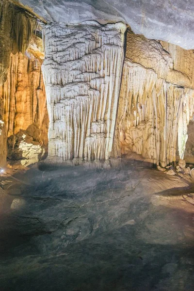 Pionowe Ujęcie Unikalnych Formacji Jaskini Ścianie Jaskini Paradise Cave Wietnam — Zdjęcie stockowe