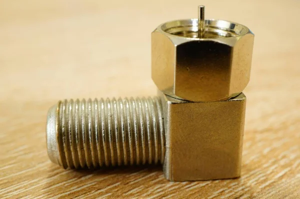 Een Close Shot Van Een Metalen Kabelconnector Een Houten Ondergrond — Stockfoto