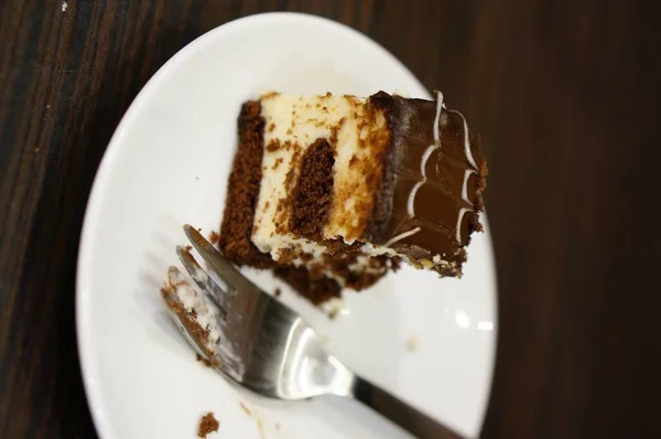 Une Mise Point Sélective Morceau Gâteau Chocolat Crémeux Une Fourchette — Photo