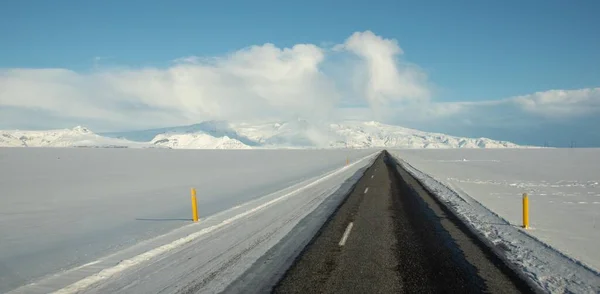 一条通向冰川的狭窄的混凝土道路的美丽的镜头 — 图库照片