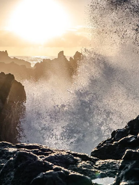 Вертикальный Выстрел Сильных Волн Ударяющихся Большие Камни Берегу Брызгами Воды — стоковое фото
