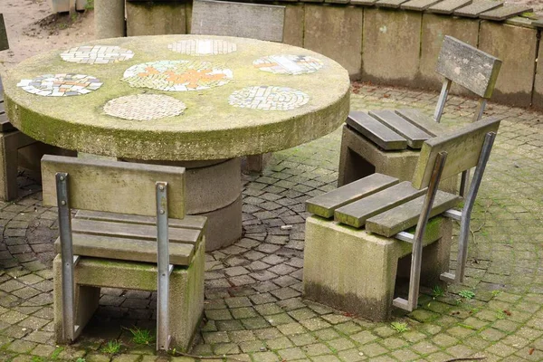 Parkta Gündüz Vakti Yosunlarla Kaplı Taştan Bir Piknik Masası — Stok fotoğraf