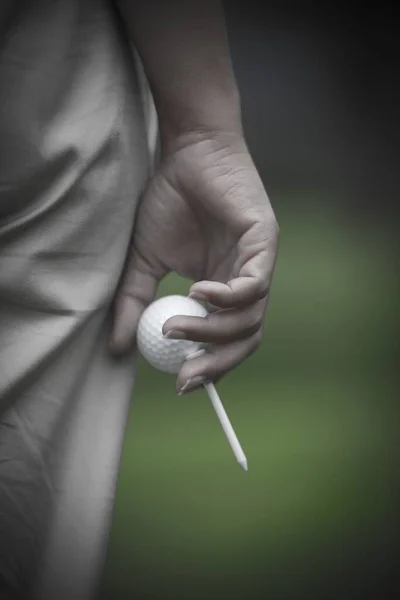Fecho Vertical Golfista Segurando Uma Bola Golfe Tee Sob Luzes — Fotografia de Stock