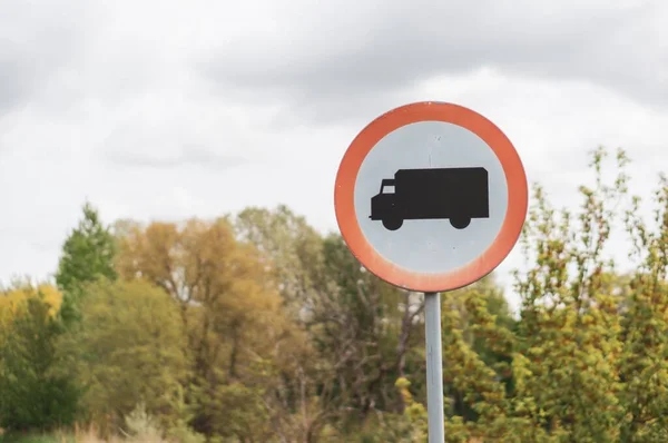 Een Verkeersbord Met Een Zwart Vrachtwagenpictogram Bij Weg — Stockfoto