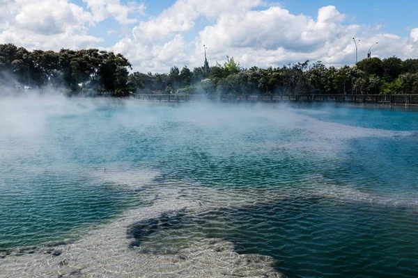 Eine Schöne Aufnahme Von Nebligem Meerwasser Umgeben Von Grünen Bäumen — Stockfoto