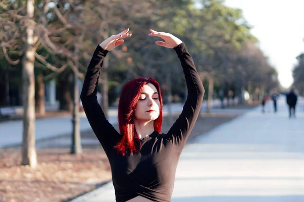 Красивая Рыжая Балерина Черном Трико Грациозно Танцует Парке — стоковое фото