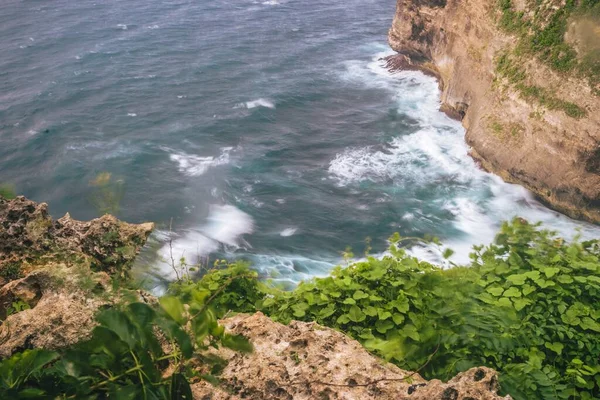 Colpo Angolo Alto Della Base Una Scogliera Uluwatu Con Onde — Foto Stock