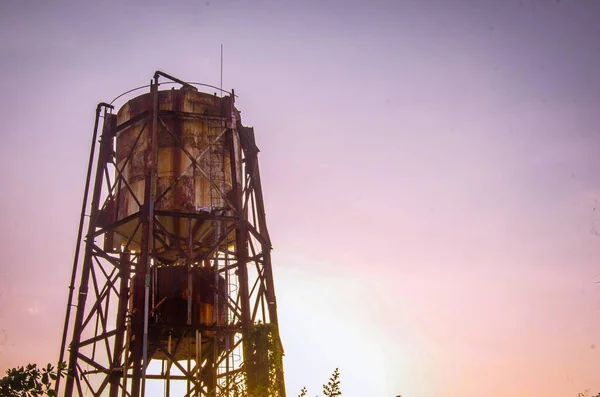Sebuah Gambar Sudut Rendah Dari Dua Menara Tangki Air Tua — Stok Foto