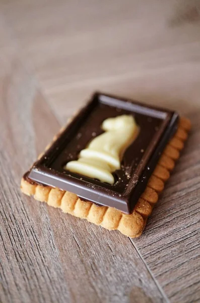 모양으로 표면에 초콜릿을 쿠키의 클로즈업 — 스톡 사진