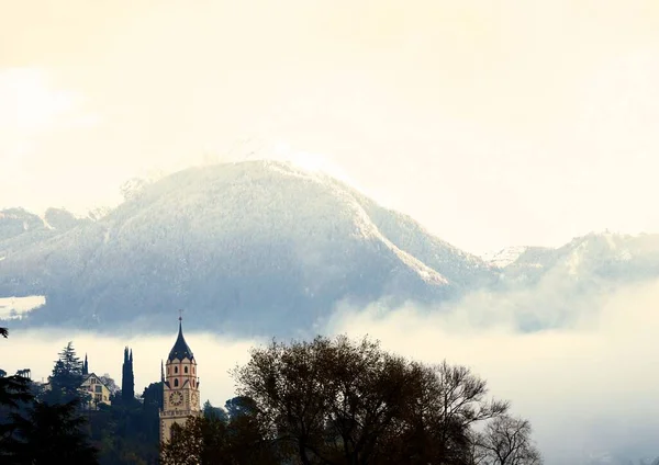 Een Prachtige Opname Van Een Toren Met Een Hoge Berg — Stockfoto
