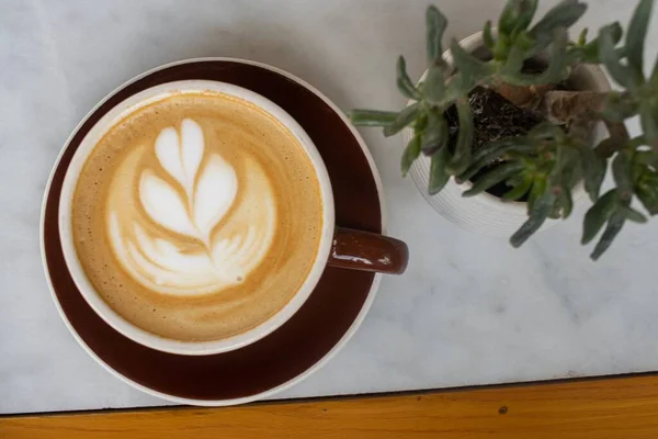Secangkir Cappuccino Panas Dengan Busa Berbusa Seni Atas Meja — Stok Foto