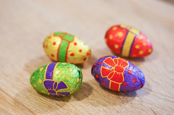 Detailní Záběr Barevných Čokoládových Velikonočních Vajec Dřevěném Povrchu — Stock fotografie
