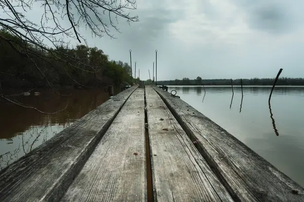 Beau Plan Une Surface Bois Sur Lac Avec Ciel Gris — Photo