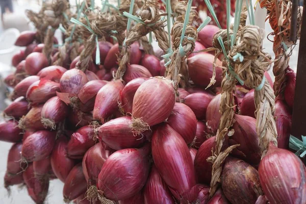 Eine Nahaufnahme Von Bündeln Roter Zwiebeln Die Auf Dem Markt — Stockfoto