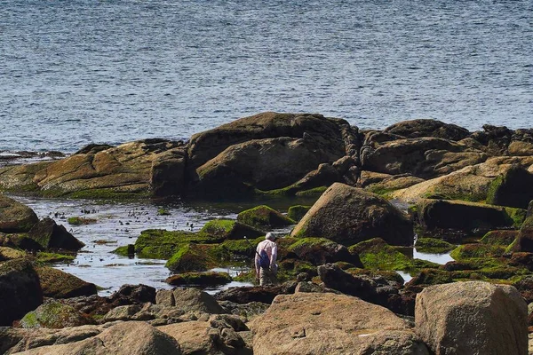 Vidvinkel Bild Fiskare Framför Klipporna Stranden Spanien — Stockfoto