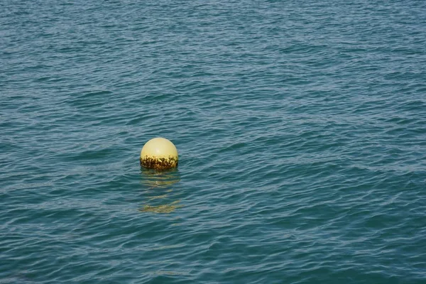Ένα Αντικείμενο Σημαδούρα Επιπλέει Στη Θάλασσα Κατά Διάρκεια Της Ημέρας — Φωτογραφία Αρχείου