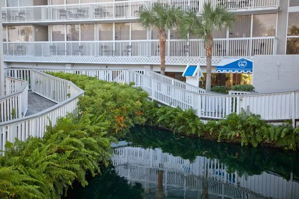 Biała Malowana Promenada Otaczająca Staw Kurorcie Wzdłuż Florida Gold Coast — Zdjęcie stockowe