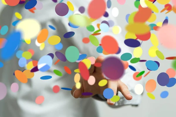 Une Main Masculine Des Confettis Fête Colorés Avec Fond Flou — Photo