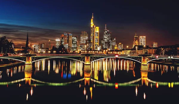 Una Hermosa Toma Los Edificios Main Frankfurt Alemania Por Noche —  Fotos de Stock
