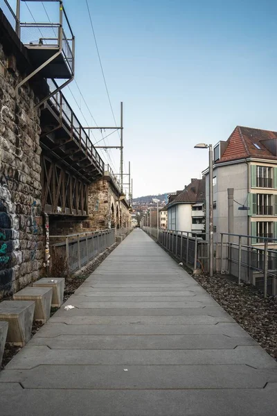 Longo Caminho Pavimentado Lado Dos Arcos Viaduto Sob Céu Nublado — Fotografia de Stock