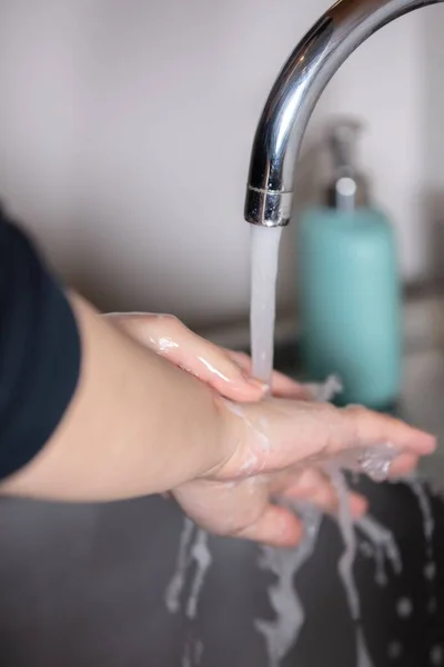 Uma Pessoa Lavando Mãos Com Sabão Pia — Fotografia de Stock