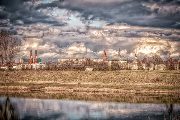 Ein Fluss Mit Gebäuden Der Ferne Unter Einem Bewölkten Himmel — Stockfoto