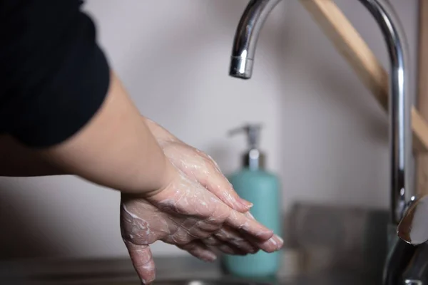 Eine Person Wäscht Sich Waschbecken Die Hände Mit Seife — Stockfoto