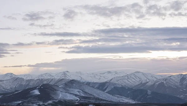 Arkaplanda Bulutlu Bir Gökyüzünde Gün Batımının Güzel Manzarası Karla Kaplı — Stok fotoğraf