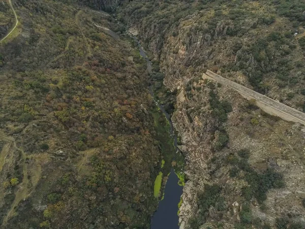 Tiro Aéreo Córrego Água Meio Montanhas — Fotografia de Stock