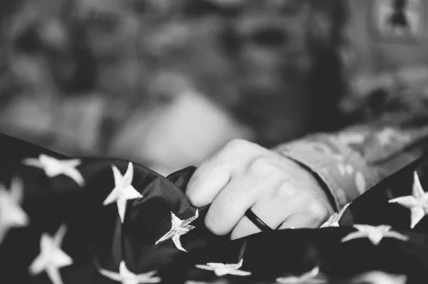 Disparo Escala Grises Soldado Americano Llorando Rezando Con Bandera Americana —  Fotos de Stock